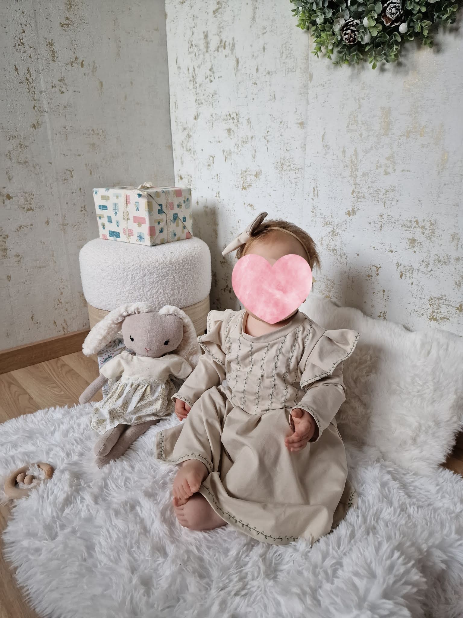 Bež oblekica z vezenino